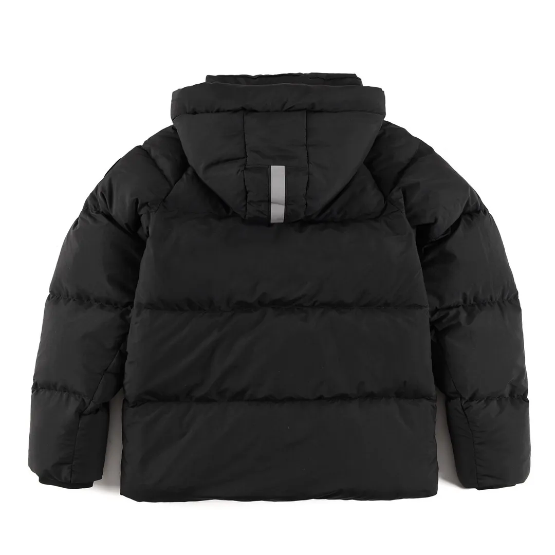P780 CANADA GOOSE/Canada Goose Junction/3M Reflective Black Label Parker/2602LB Ouyang Nana's same Junction Parker is made of CORDURA@'s super-soft EnduraLuxe fabric, which enhances the durability of easy-to-wear parts, making it lightweight and durable. 360-degree reflective strips on the collar improve visibility in low-light environments. Features a removable hood for easy transition into warmer weather. Removable premium insulated hood can be adjusted both ways Color: Black White Sizes: XS-XXL